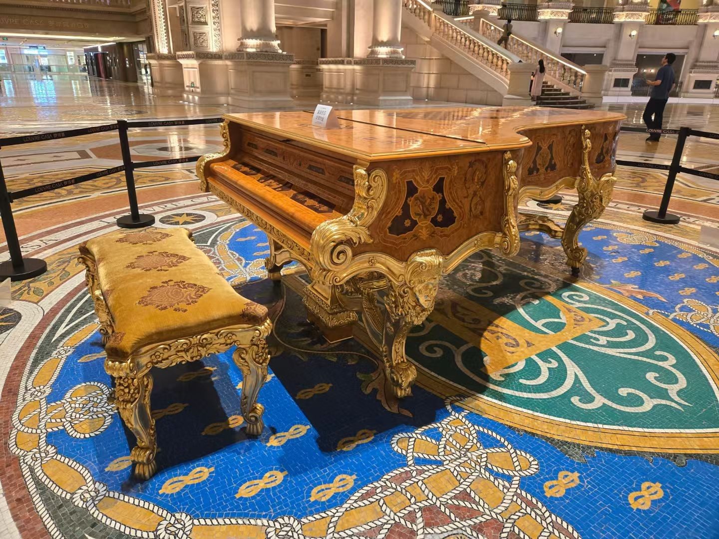 متحف اللوفر - مواد البناء والفن المنزلي وحاملة الطائرات